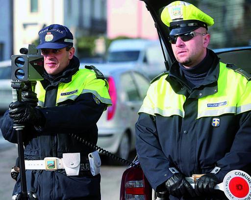 
 Polizia municipale impegnata in controlli della velocità