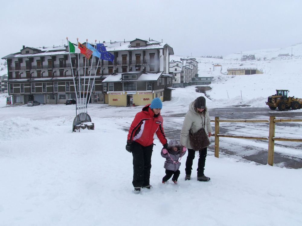Grandi e piccini già approfittano della nevicata 