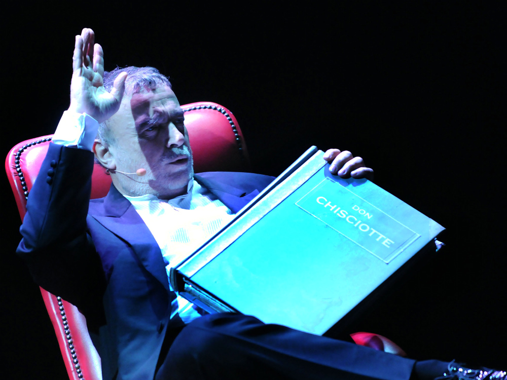 Franco Branciaroli in una scena di «Don Chisciotte» che replica sino a domenica FOTO BRENZONI 