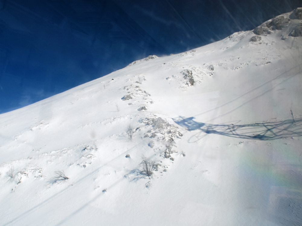 Dietro quel costone c’è il pendio da cui si è staccata la valanga che ha travolto i tre giovani. La massa di neve aveva un fronte di 30 metri e una lunghezza di 300 FOTO MOZZO 
