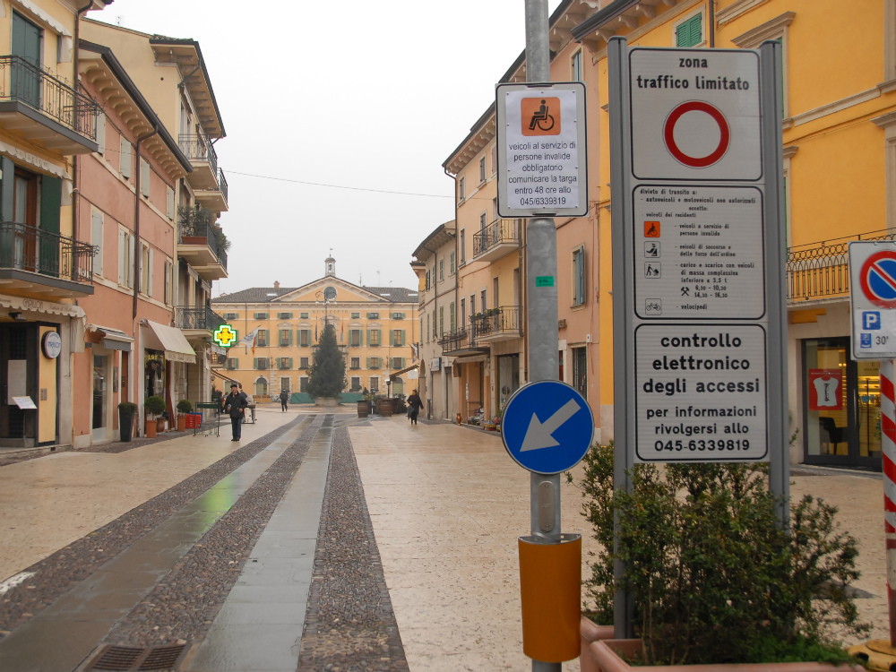 Il centro storico di Valeggio che attualmente è zona a traffico limitato FOTO PECORA   