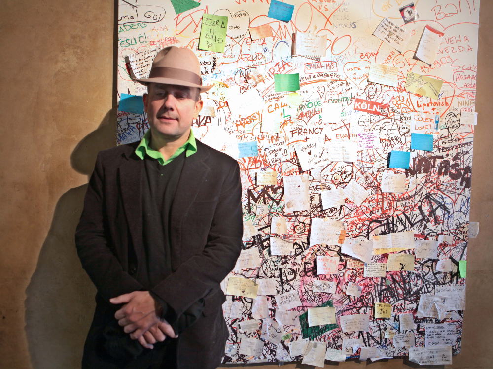 Marc Quinn alla Casa di Giulietta davanti al Love Painting che ha donato alla città FOTO MARCHIORI