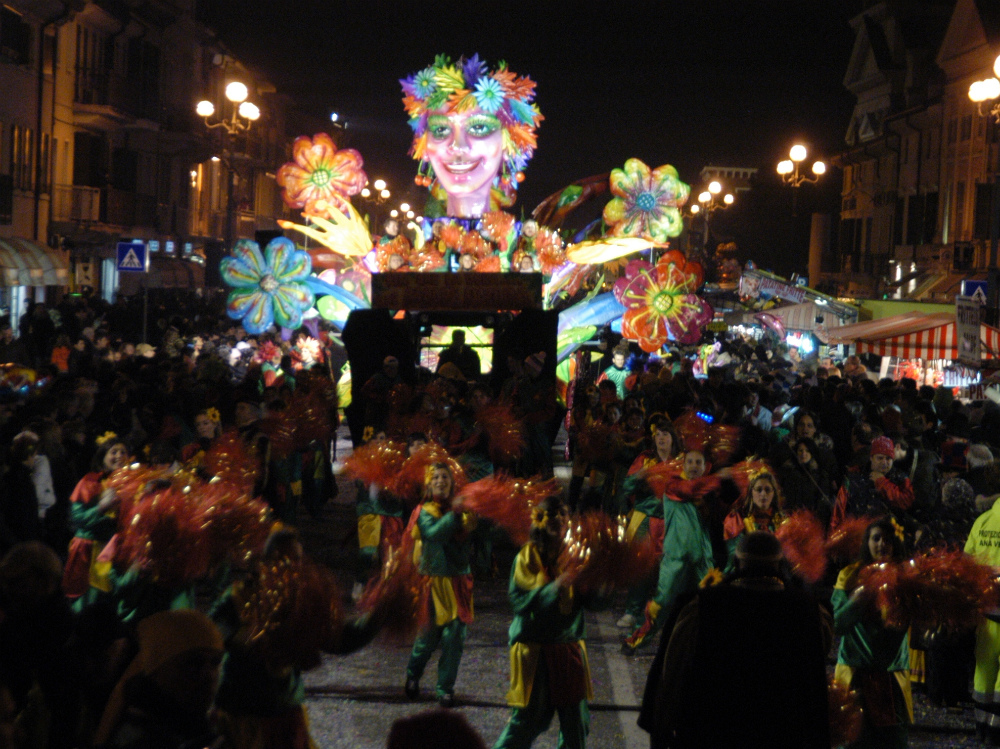 La sfilata di carnevale dello scorso anno aveva richiamato il pubblico delle grandi occasioni 