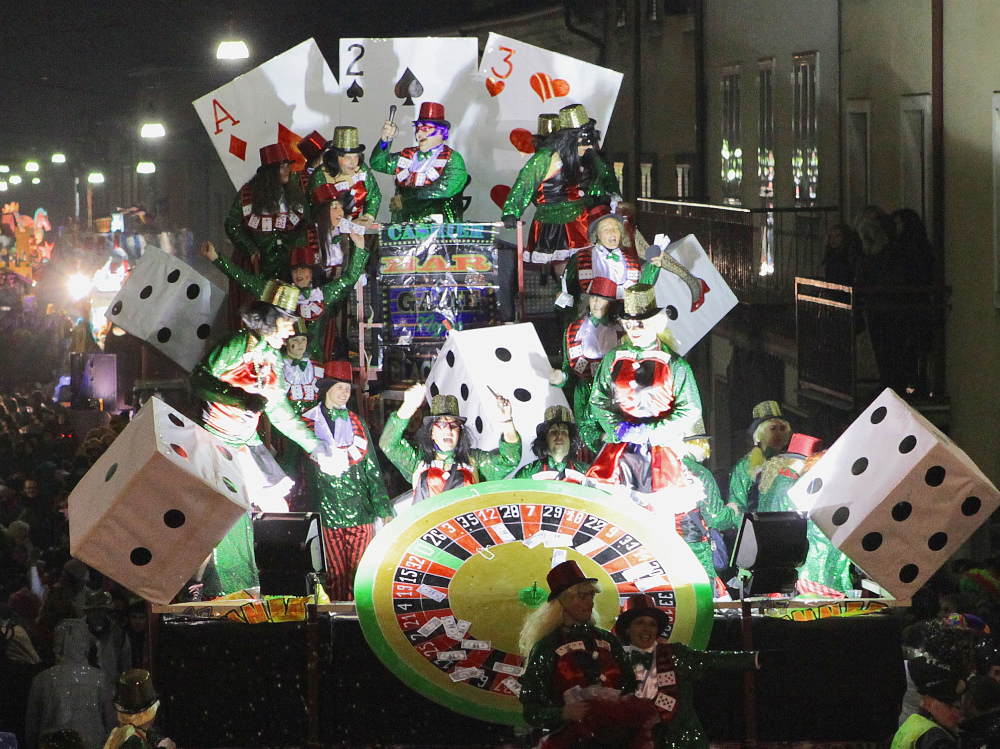 Affascinanti carri giganti come «El casinon de la Val d’Alpon» dei Vilani FOTOSERVIZIO AMATO 