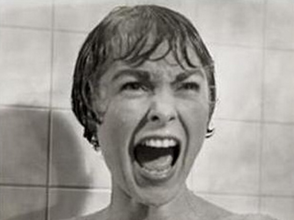 Janet Leigh in un’inquadratura della memorabile scena dell’accoltellamento mortale sotto la doccia