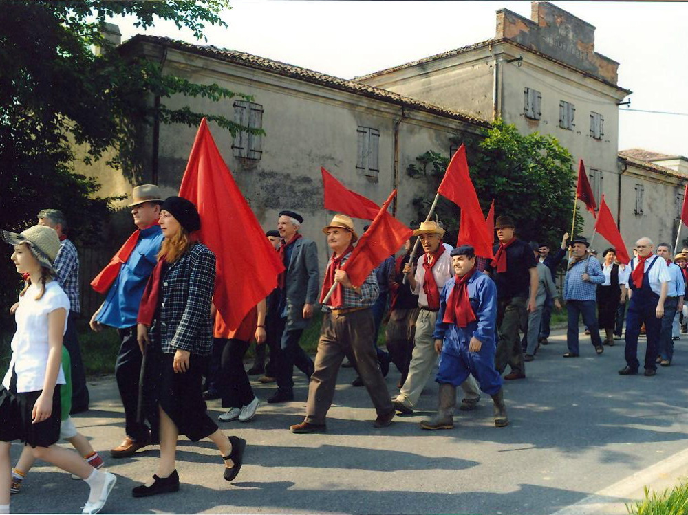 Bandiere rosse sfilano per Nogara nel «Brigante» di Padovani 