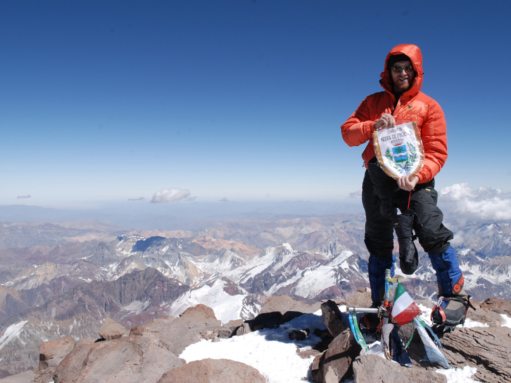 Claudio Gaiga con lo stemma di Selva di Progno sull’Aconcagua