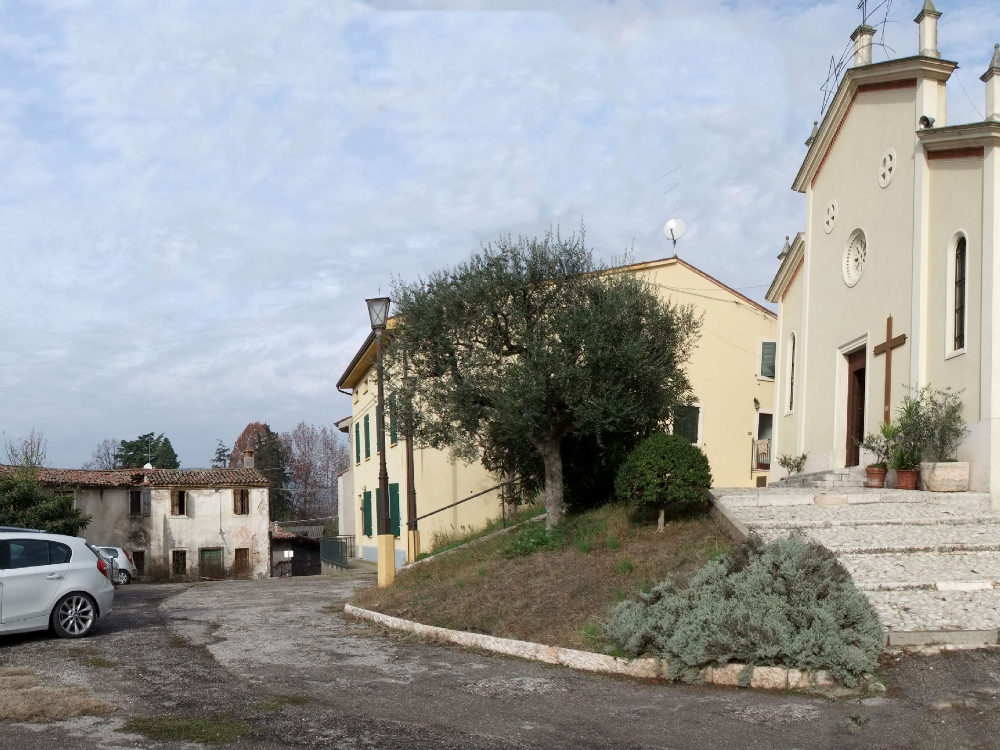 L’area davanti alla chiesa di Costeggiola al centro della contesa in tribunale FOTO AMATO 