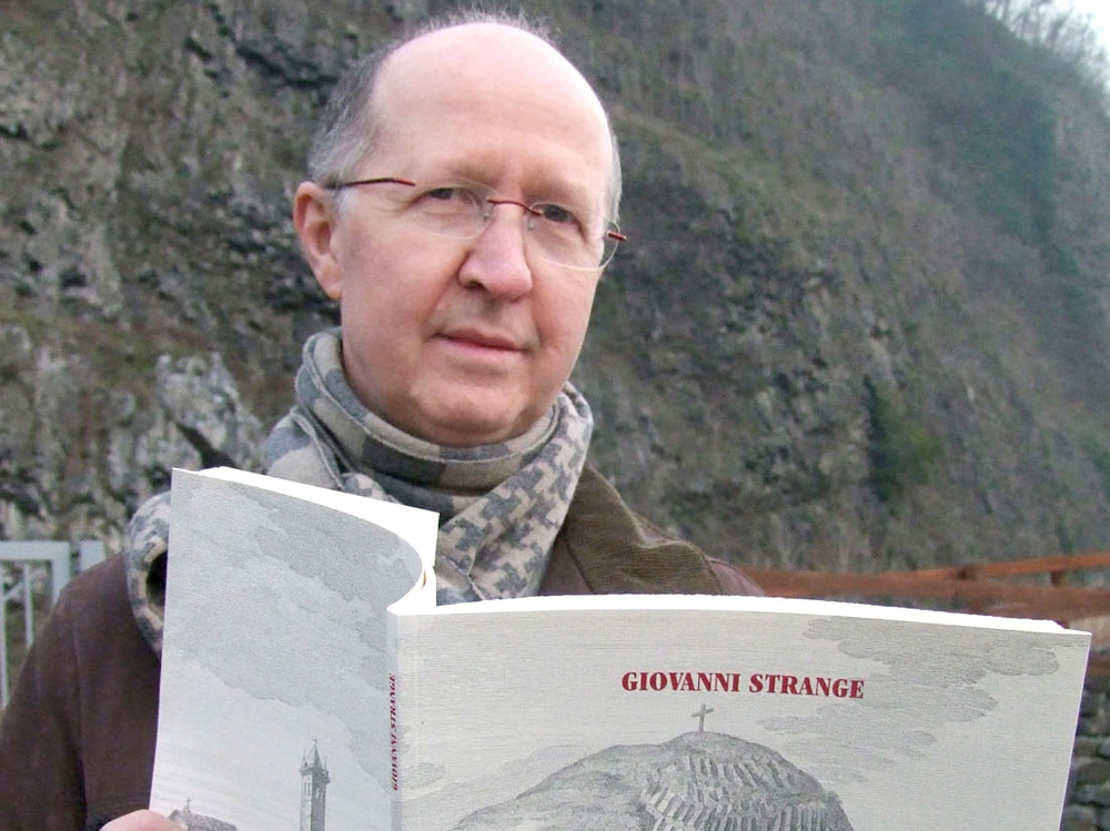 Il professor Mario Gecchele col libro di Strange FOTOSERVIZIO AMATO 