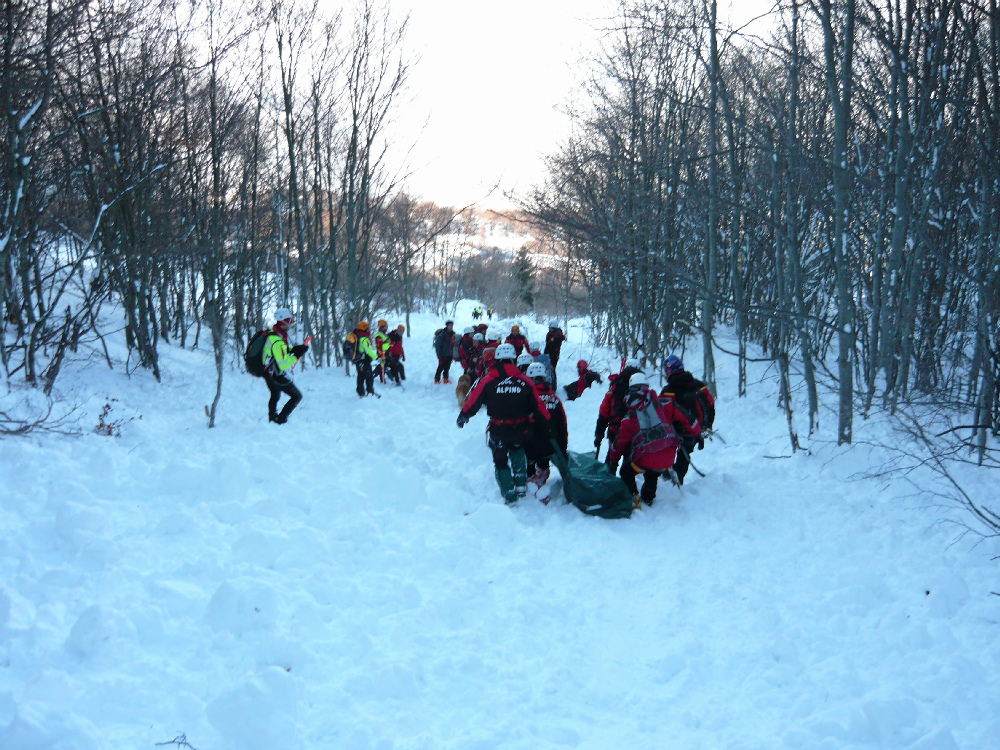 Il Soccorso alpino porta a valle una delle vittime del Baldo FOTO CNSAS 