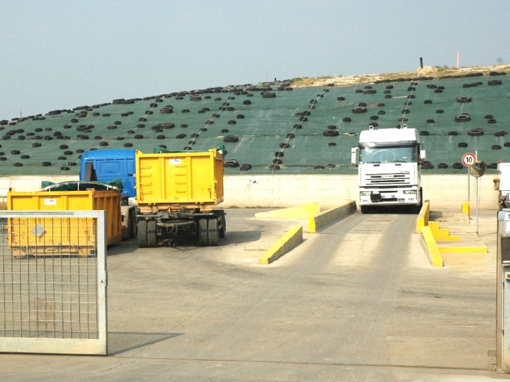 Camion scaricano i rifiuti nella discarica zeviana di Ca’ Bianca 