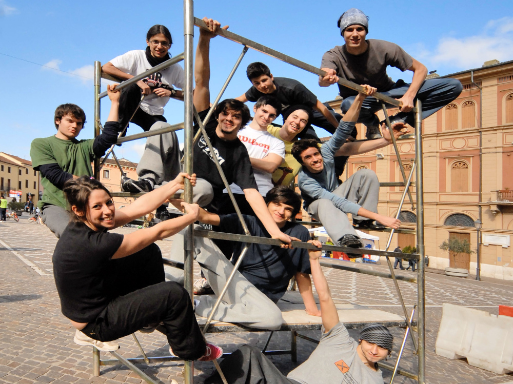 I ragazzi del «Parkour» sull’impalcatura in piazza FOTOSERVIZIO AMATO