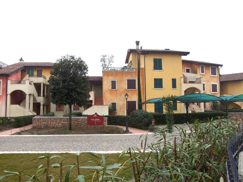 Una porzione della lottizzazione Sermana, i Borghi del Garda resort village 