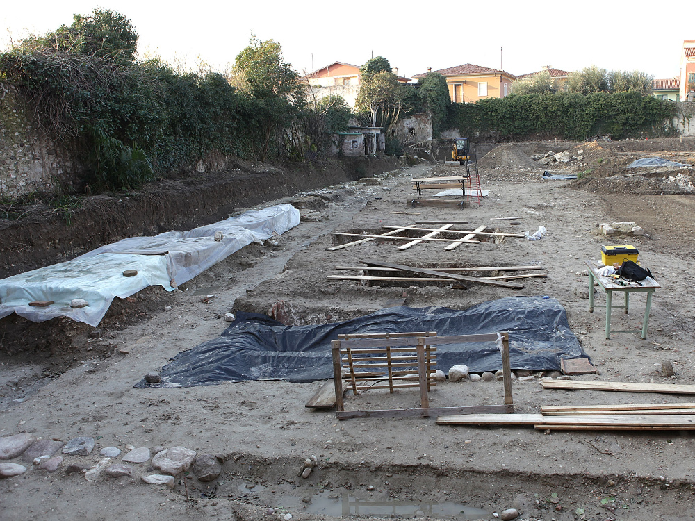 La zona del cantiere per i box auto dietro la ex chiesa della Disciplina FOTO AMATO 