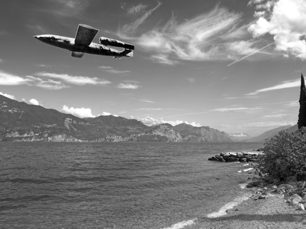 Un fotomontaggio mostra una bomba volante tedesca sullo sfondo della riviera veronese del Garda
