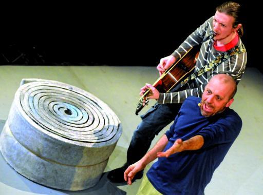 
 Marco Paolini sul palcoscenico del Teatro Nuovo assieme a Lorenzo Monguzzi in «La macchina del capo»