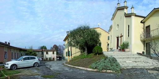
 Corte Alta: sulla sinistra la casa dei Ferro e la zona parcheggio contestata, a destra la parrocchia