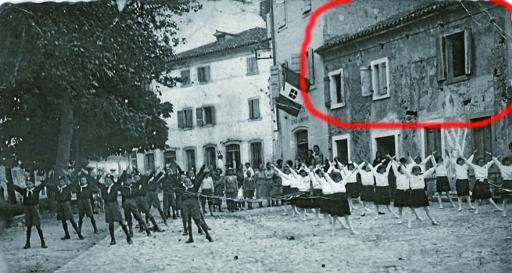 
 La piazzetta comunale negli anni '30, cerchiata la casa dei Ferro