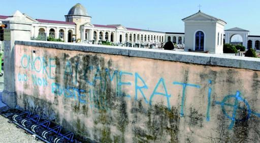 
 Le scritte sul muro fatte sabato notte con spray azzurro FOTO AMATO