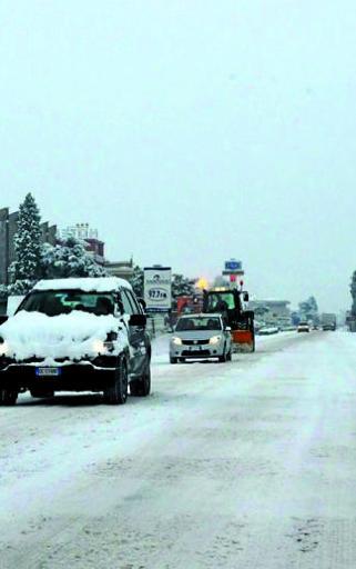 
 Una strada innevata nella Bassa 