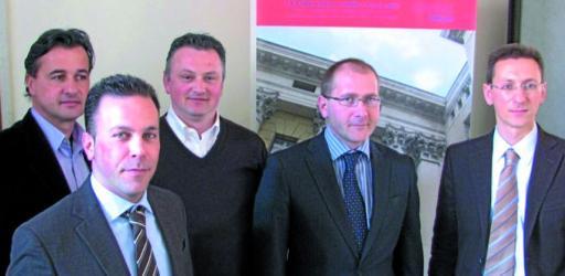 
 Antonio Savio (Edilscuola) e, dietro, Carlo Trestini (Ance), Alberto Guerra (Cpt), Niko Cordioli (Ater) e Luca Mantovani presidente Esev