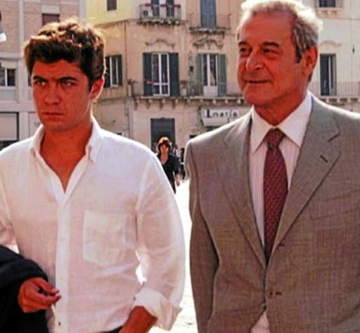 
 Riccardo Scamarcio ed Ennio Fantastichini in Mine vaganti