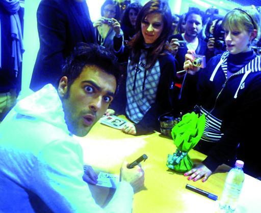 
 Marco Mengoni firma autografi per le fans al forum Fnac FOTO BRENZONI