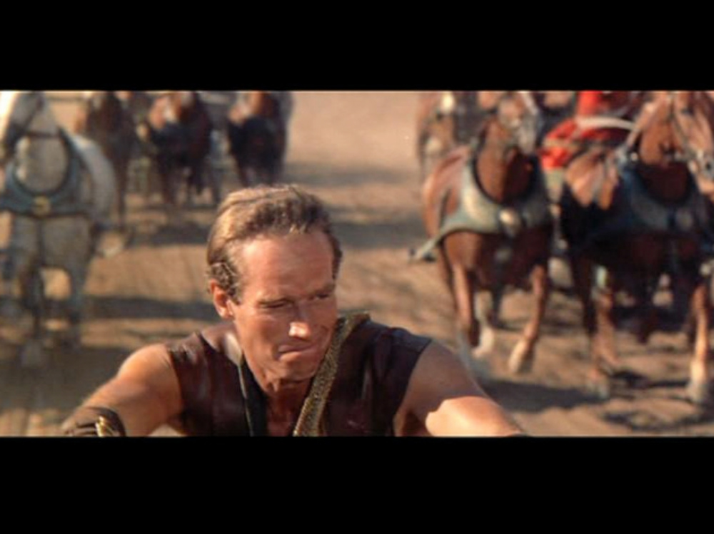 Charlton Heston inquadrato nella famosa scena della corsa delle bighe di «Ben Hur» che fu girata a Roma 