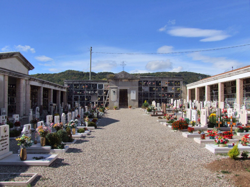 Il cimitero di Fane: il problema dei tempi ristretti per disseppellire i defunti si avverte anche qui   