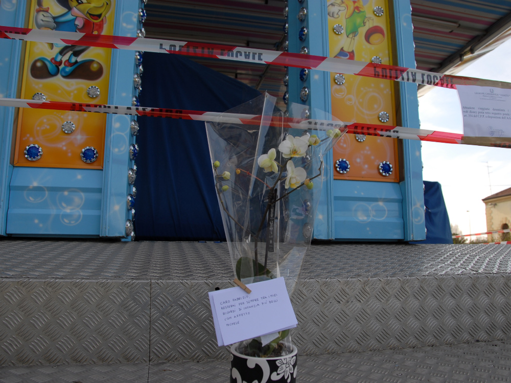 Un fiore ricorda la tragedia davanti alla giostra ora sotto sequestro FOTO PECORA 