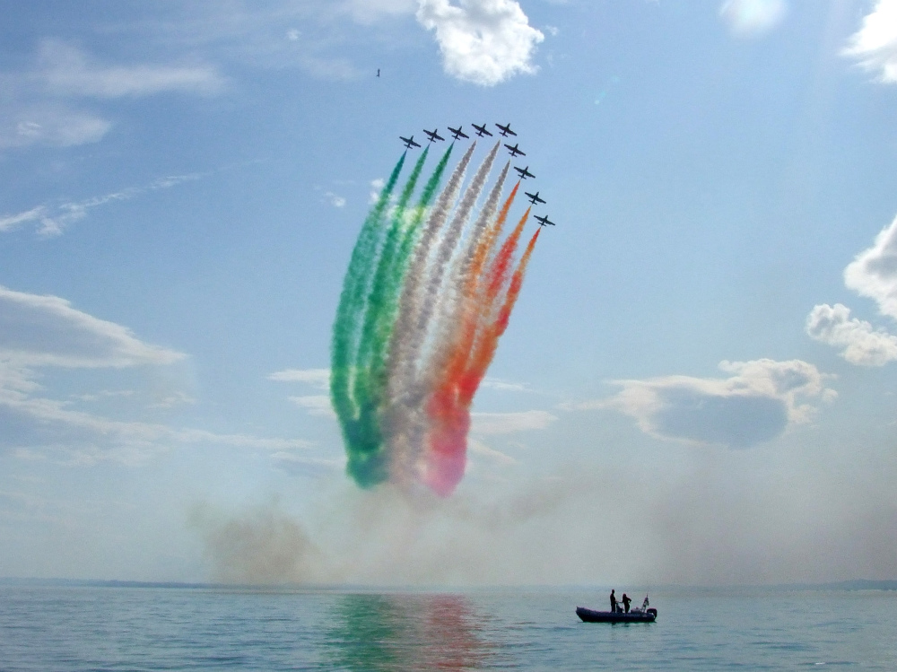 Le Frecce Tricolori in azione durante un’edizione dell’Air Show sul lago di Garda: ci sarà anche l’edizione 2010? 