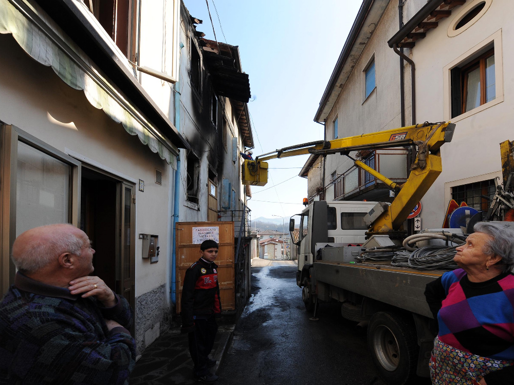 Gli operai dell’Enel al lavoro nella palazzina danneggiata per ripristinare l’energia elettrica FOTOSERVIZIO DIENNE 