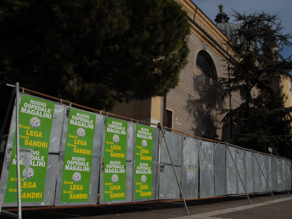 I manifesti trovati in piazza a Villafranca FOTO PECORA 
