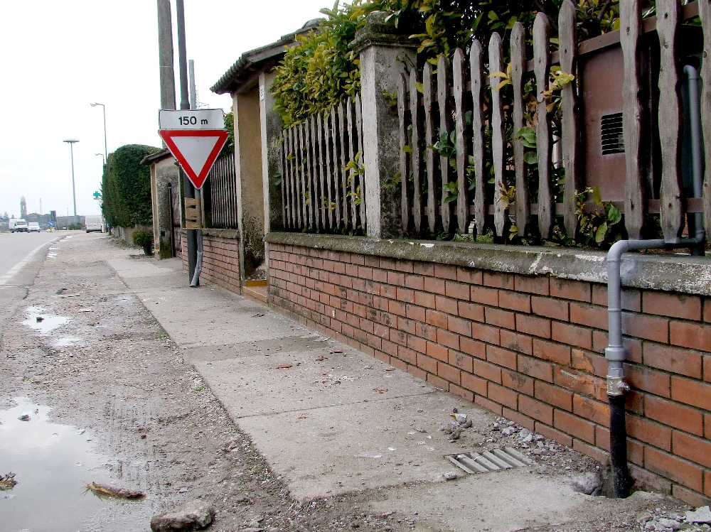 In via Fontana, l’uscita di strada di un automobilista ha provocato danni al tubo del gas FOTO AMATO   