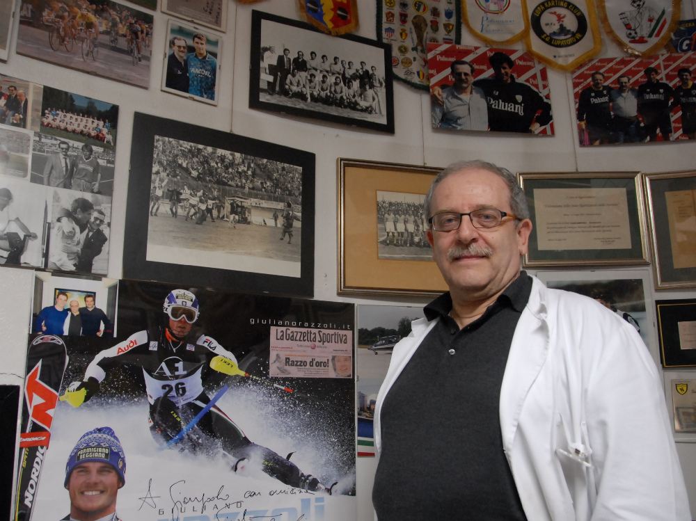 Lo specialista di medicina dello sport nel suo studio accanto al poster del campione olimpico FOTO PECORA   