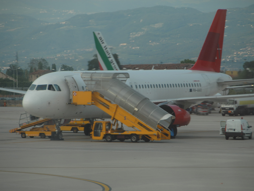 Un aereo sulla pista dell’aeroporto Catullo FOTO PECORA   