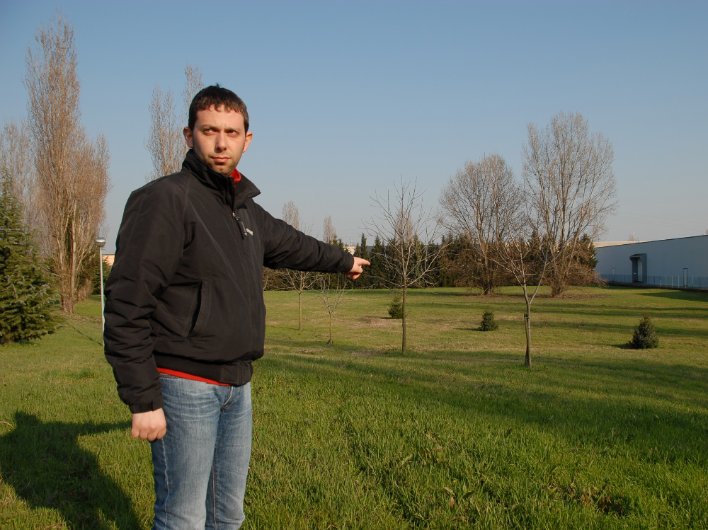 Alessandro Deamoli indica l’area su cui sorgerà la nuova caserma dei vigili del fuoco FOTO PECORA 