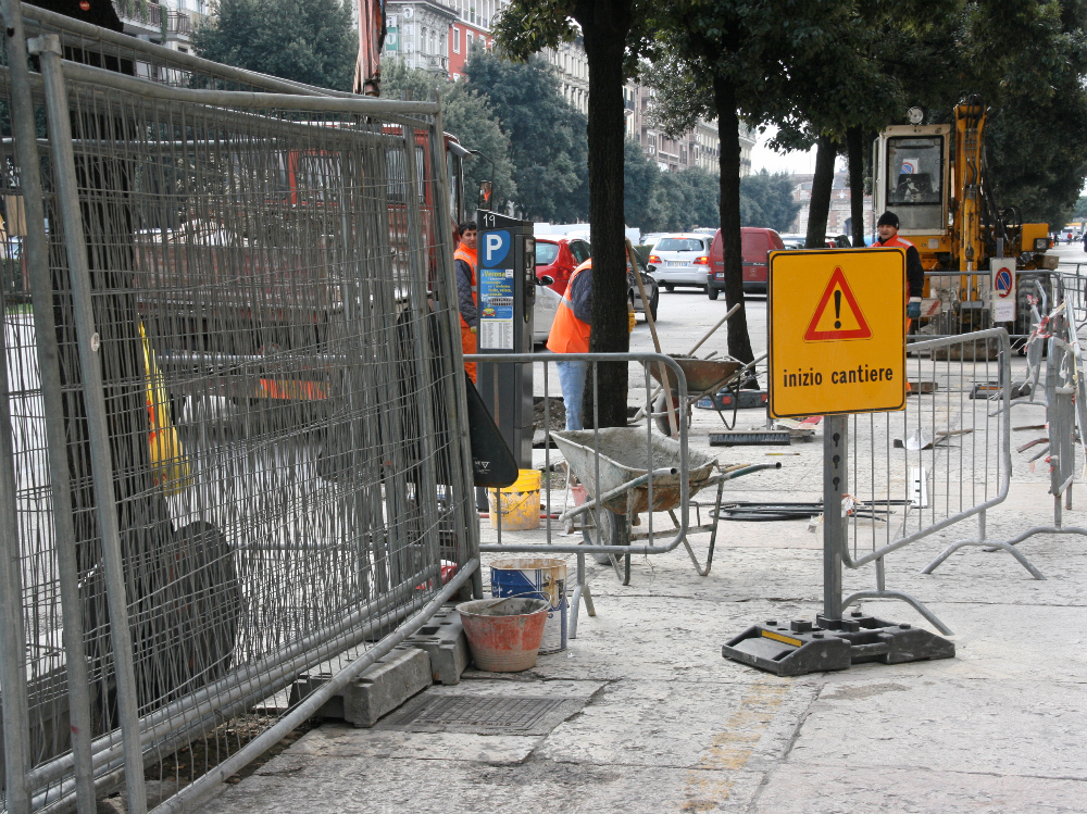 Il cantiere aperto in corso Porta Nuova: i lavori dovranno terminare prima della tappa conclusiva del Giro d’Italia, in programma il 30 maggio prossimo FOTO FADDA 