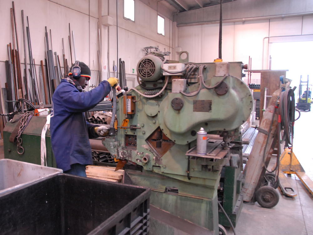 Uno straniero al lavoro in una fabbrica