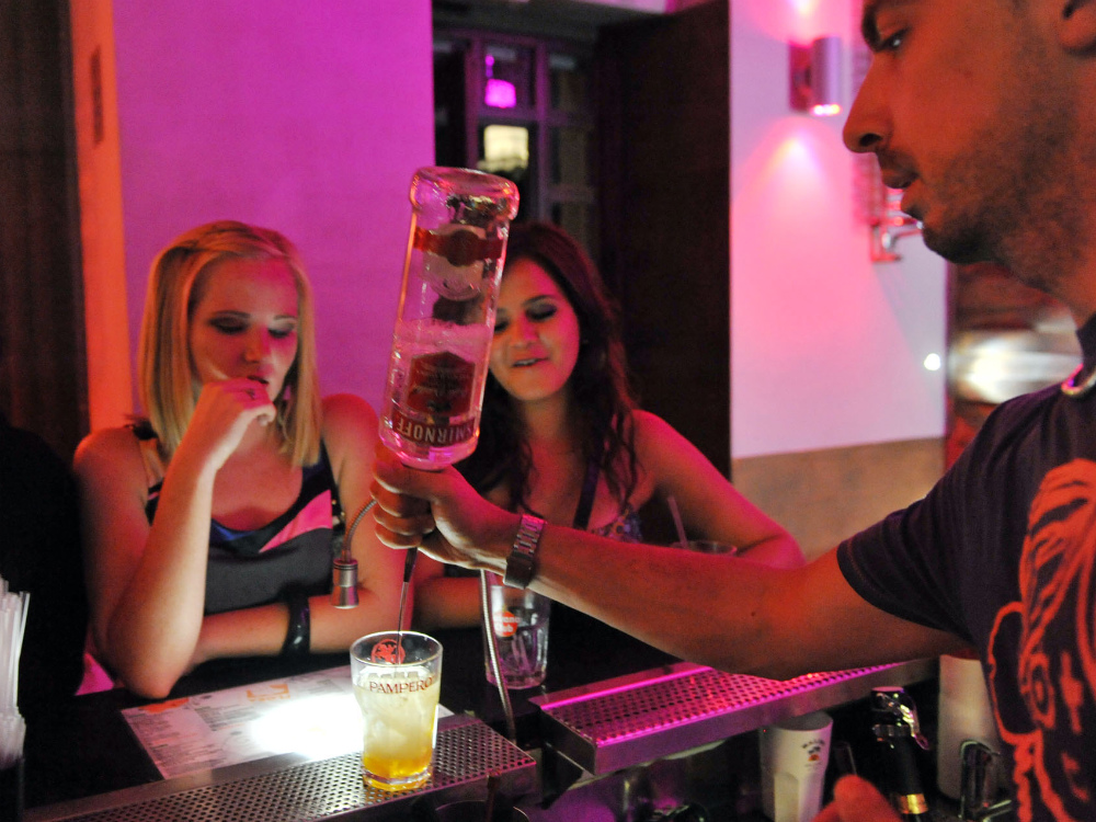 Due ragazze al bancone per un long drink a base di rhum 