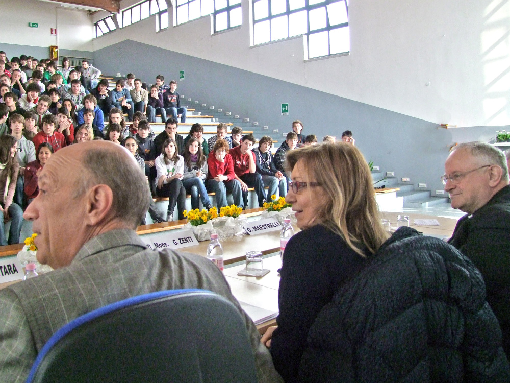 Gli studenti dell’istituto Stefani-Bentegodi all’incontro con vescovo e prefetto FOTOSERVIZIO AMATO 