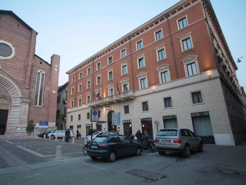 Il palazzo del Due Torri Hotel Baglioni in piazza Sant’Anastasia FOTO MARCHIORI   