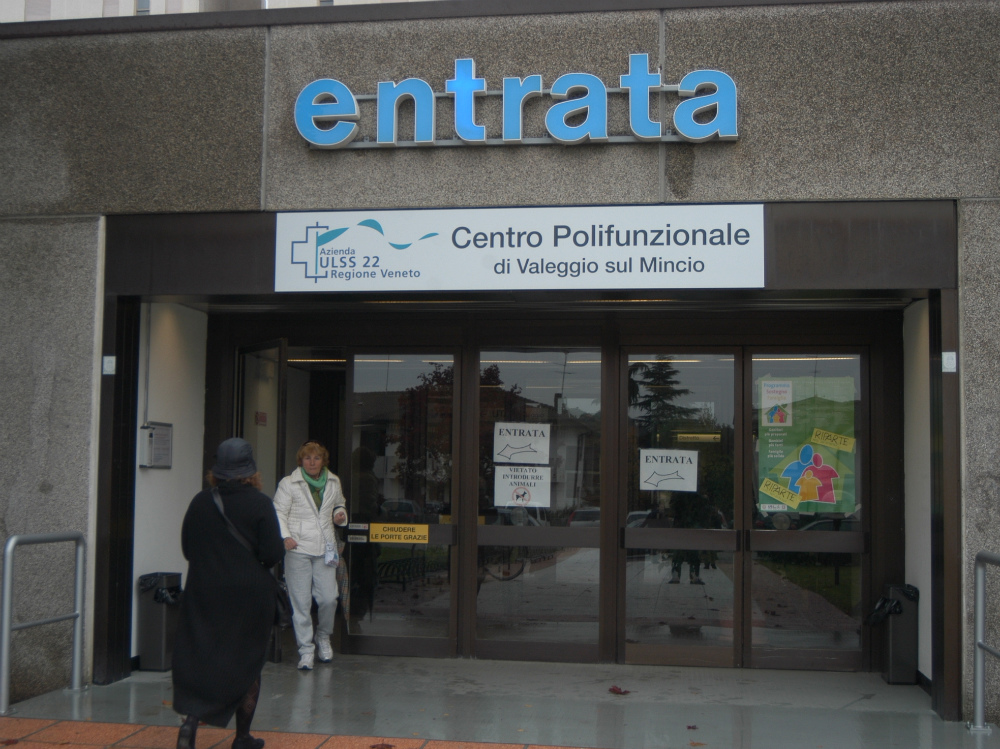 L’ingresso del poliambulatorio di Valeggio FOTO PECORA 