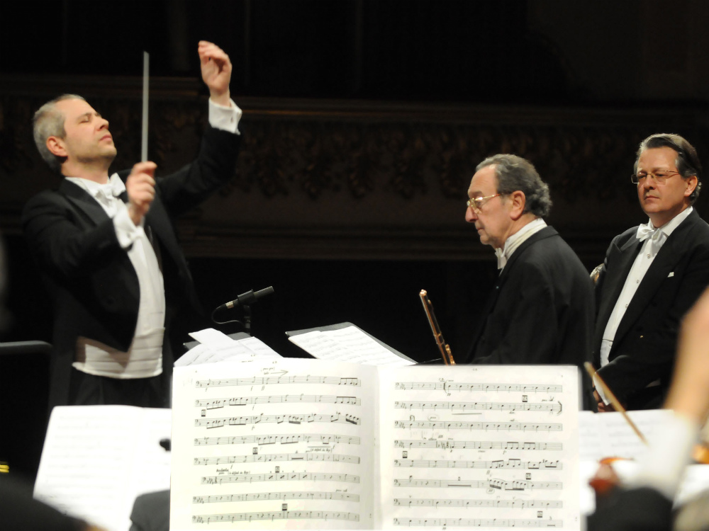 Il direttore d’orchestra Carlo Montanaro. «Romeo e Giulietta» è in programma al Filarmonico dal 20 al 30 marzo   