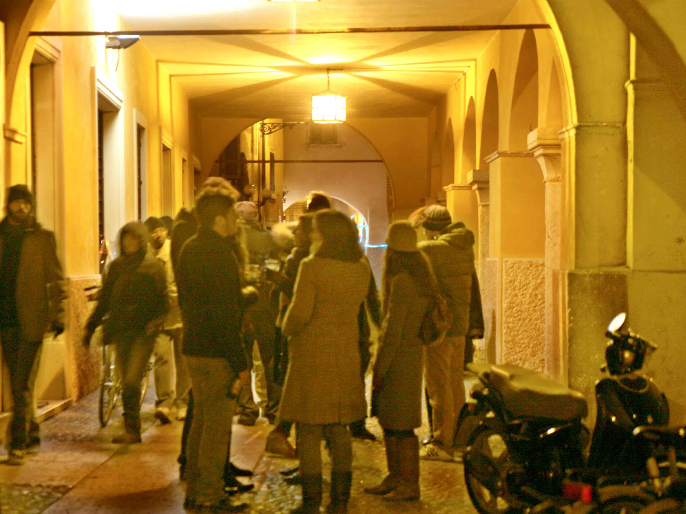 Ragazzi all'esterno dei locali di via Sottoriva