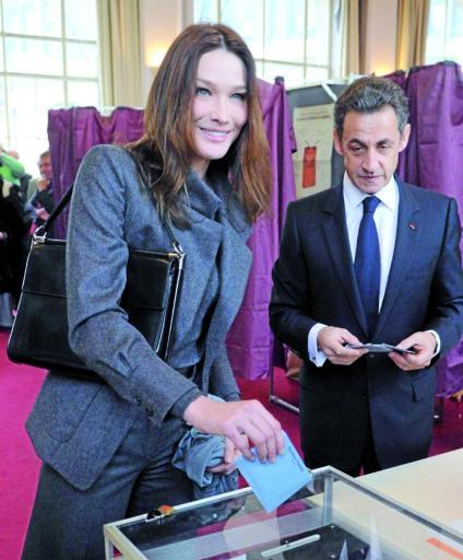 
 Carla Bruni e Nicolas Sarkozy nel seggio elettorale