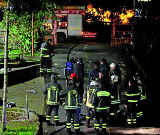 
 I vigili del fuoco fuori dal locale dove è divampato l'incendio