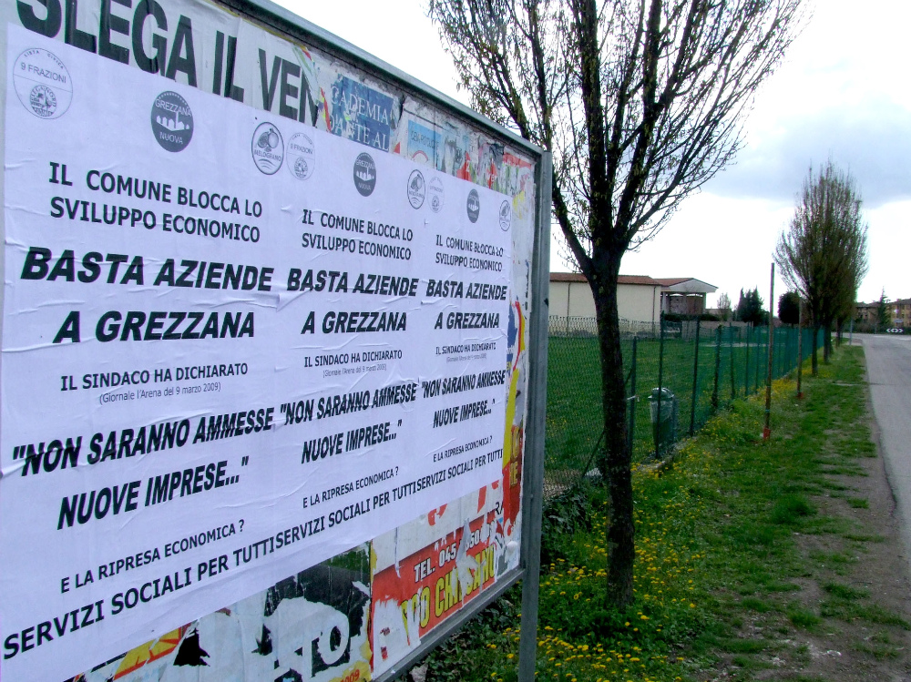 Il manifesto di «denuncia» scritto dall’opposizione FOTO AMATO    