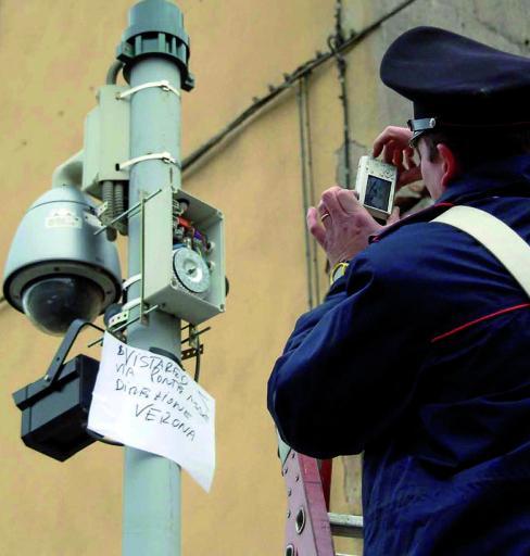 
 I carabinieri mentre sequestrano un'apparecchiatura T-red 