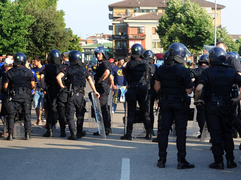 Un contingente di carabinieri in assetto antisommossa davanti allo Stadio DIENNEFOTO    